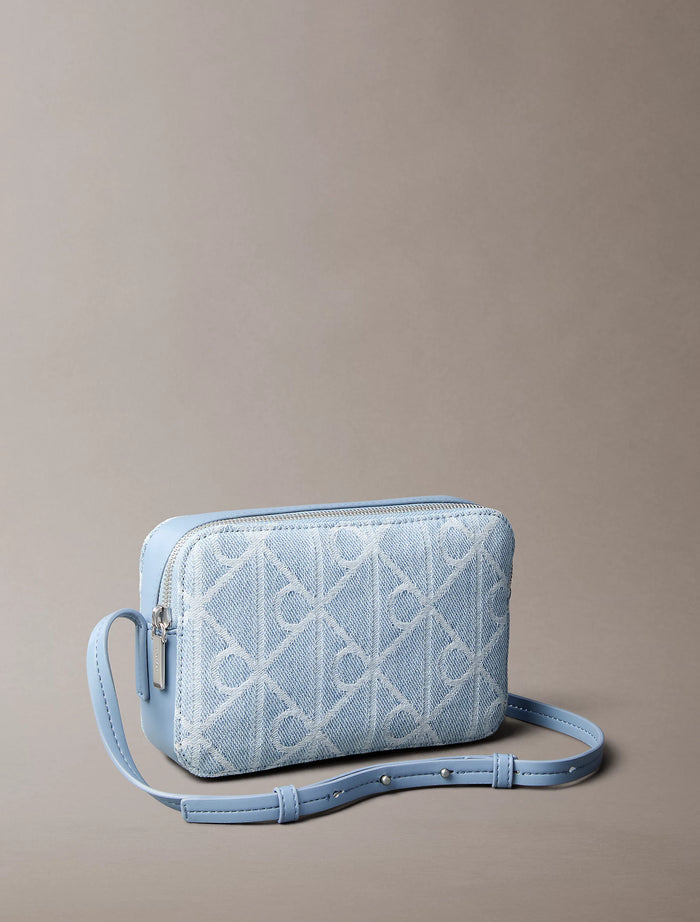 Emblem Aop Denim Camera Bag Denim JQD Light Wash Bild 1