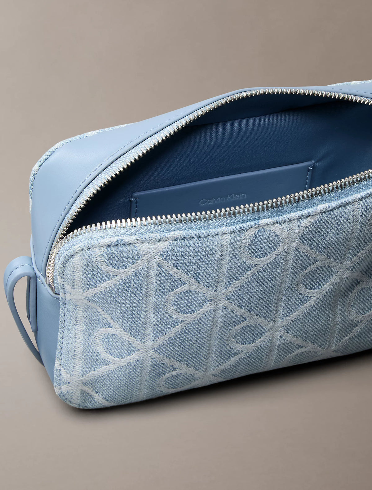 Emblem Aop Denim Camera Bag Denim JQD Light Wash Bild 2