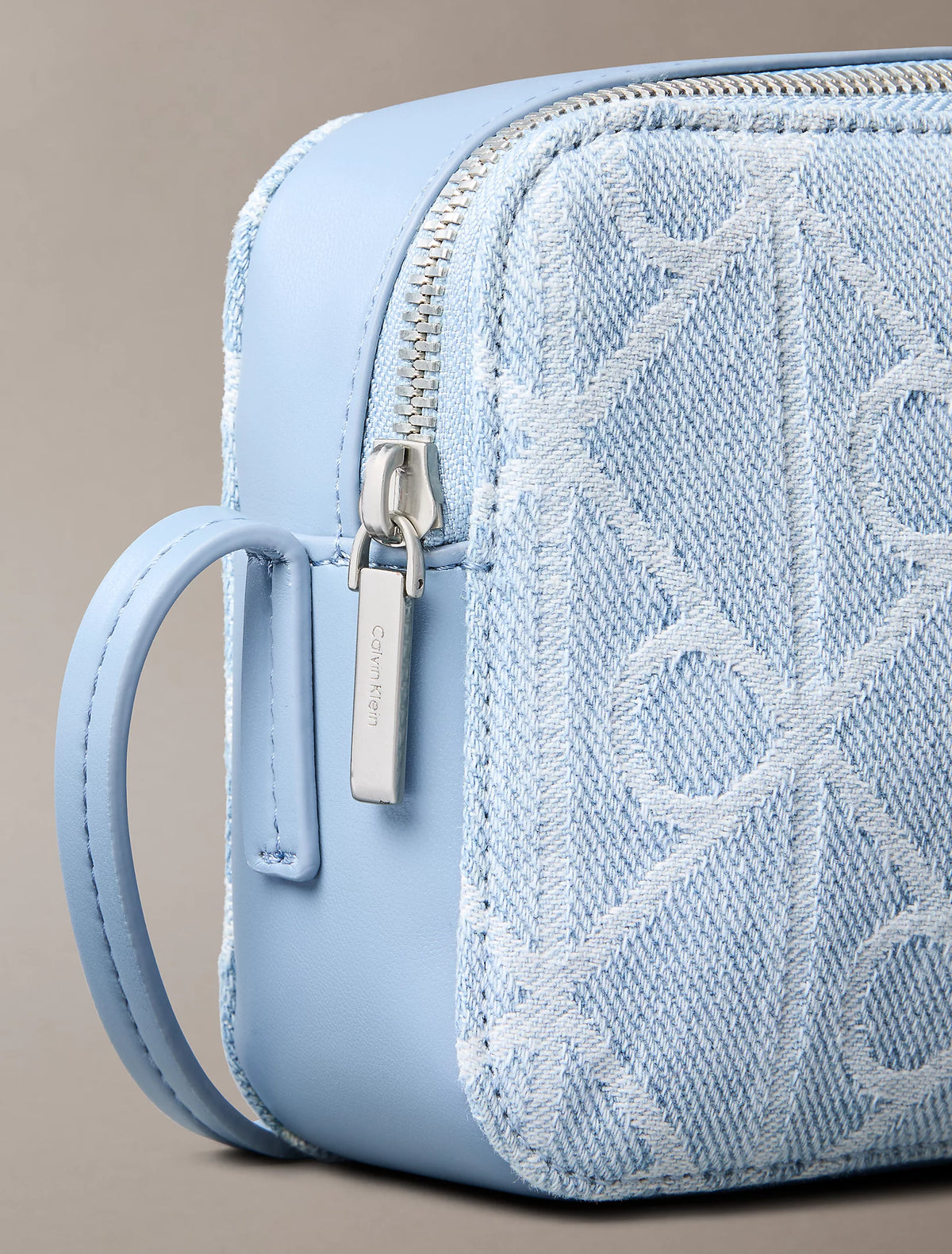 Emblem Aop Denim Camera Bag Denim JQD Light Wash Bild 3