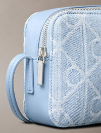Emblem Aop Denim Camera Bag Denim JQD Light Wash Bild 3