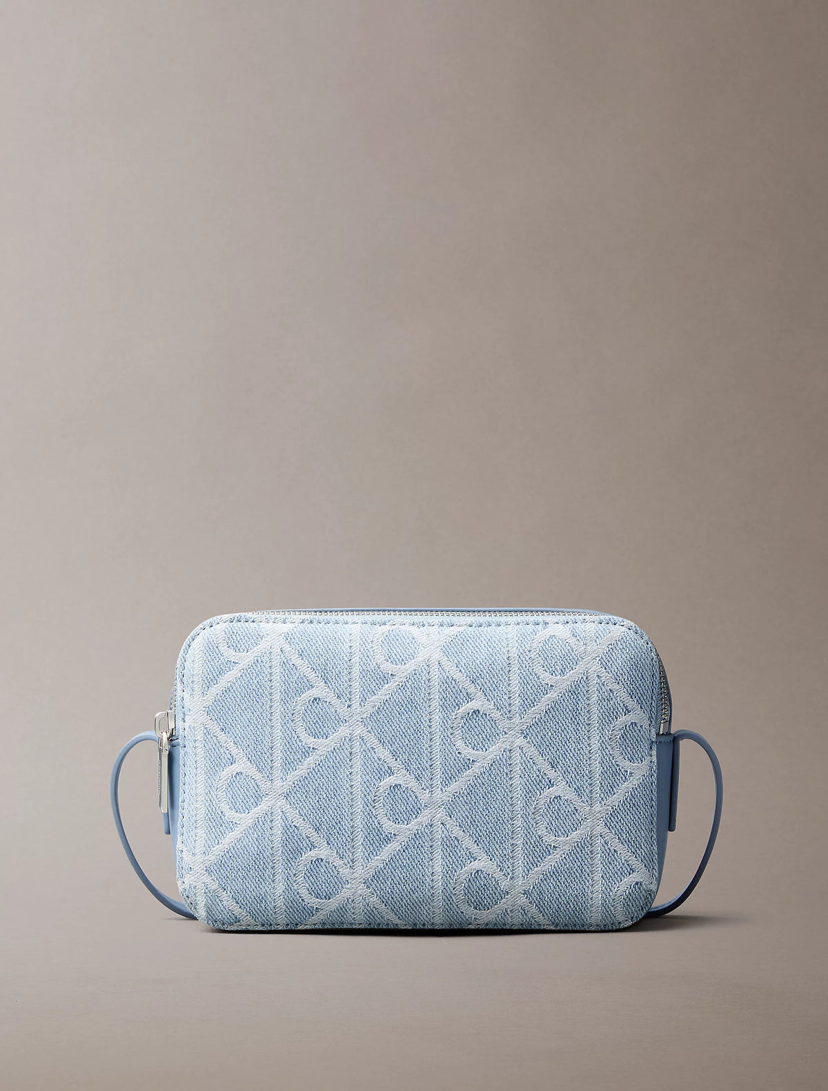 Emblem Aop Denim Camera Bag Denim JQD Light Wash Bild 4