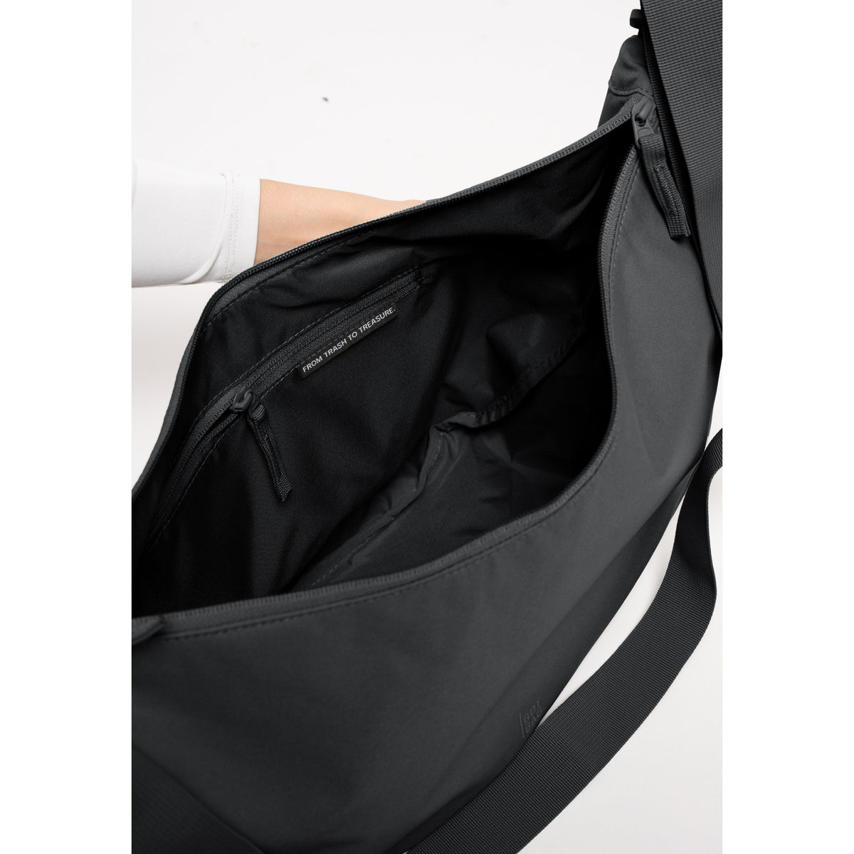 Moon Bag Large Monochrome Black Bild 4