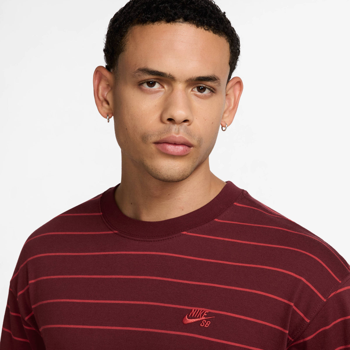 U Nk Sb Tee M90 Stripe Sp25 Dark Team Red/White Bild 2